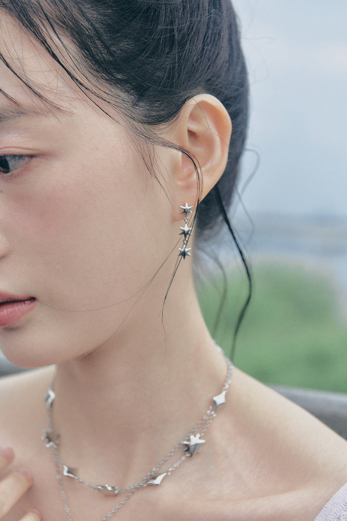 Jumping motion necklace