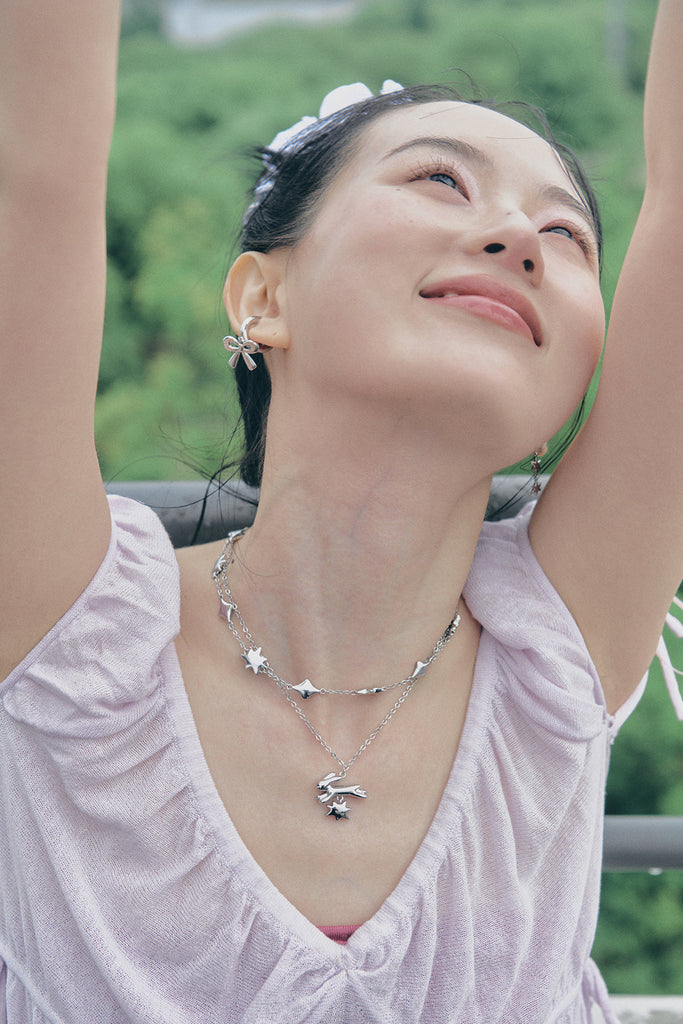 Jumping motion necklace