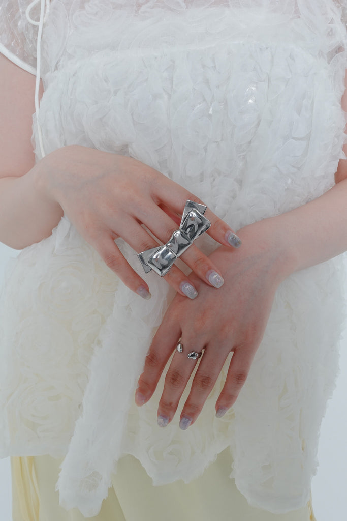 Bold ribbon ring