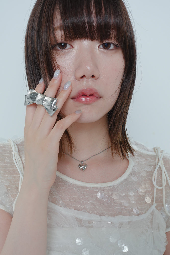 Bold ribbon ring