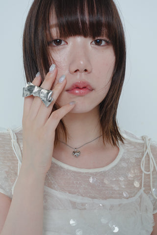 Bold ribbon ring