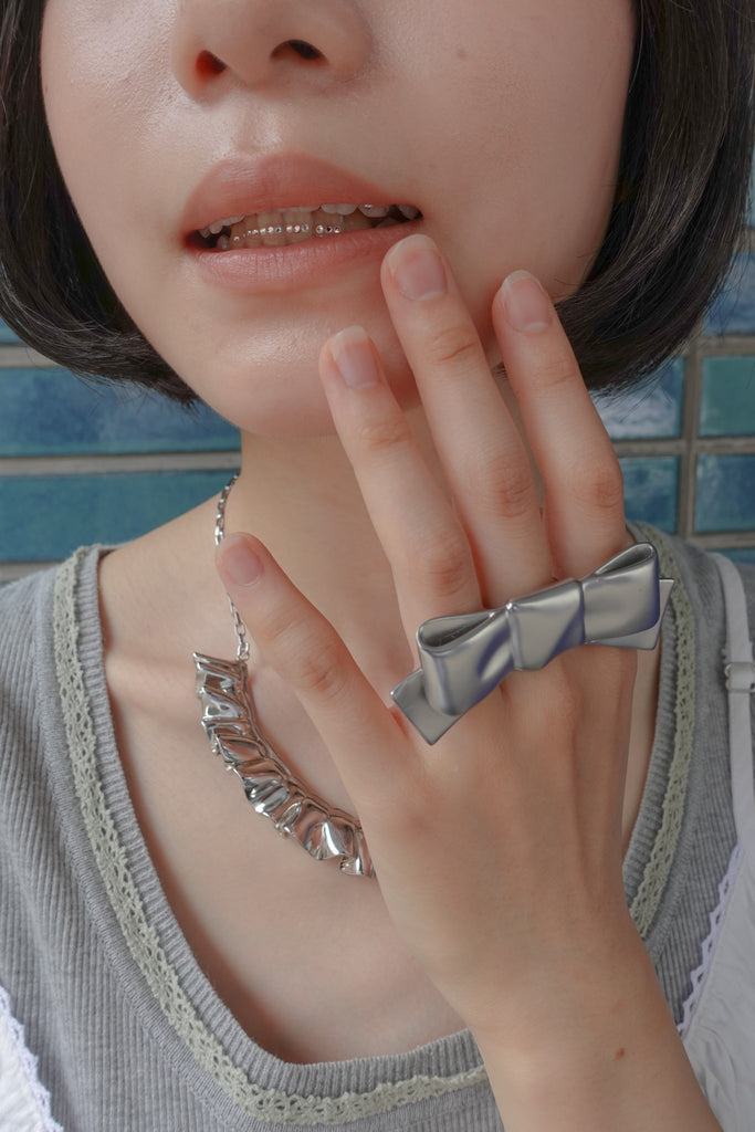 Bold ribbon ring