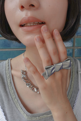 Bold ribbon ring