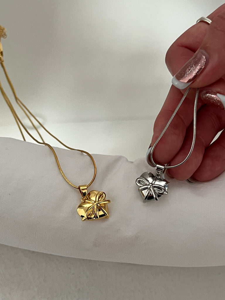 Present ribbon necklace
