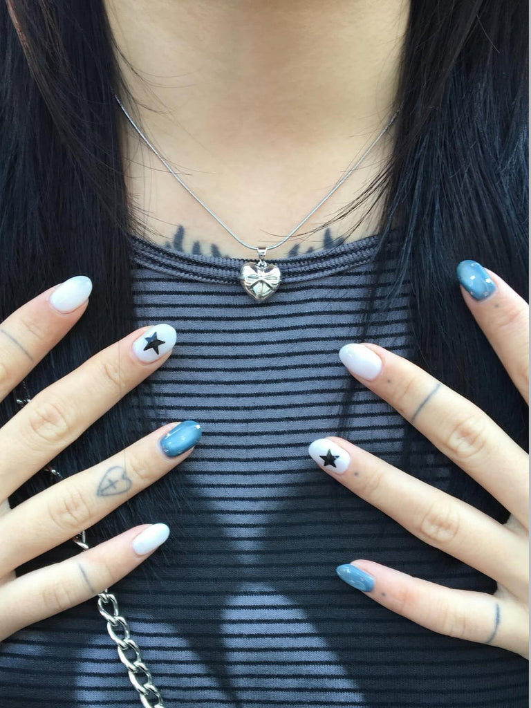 Present ribbon necklace