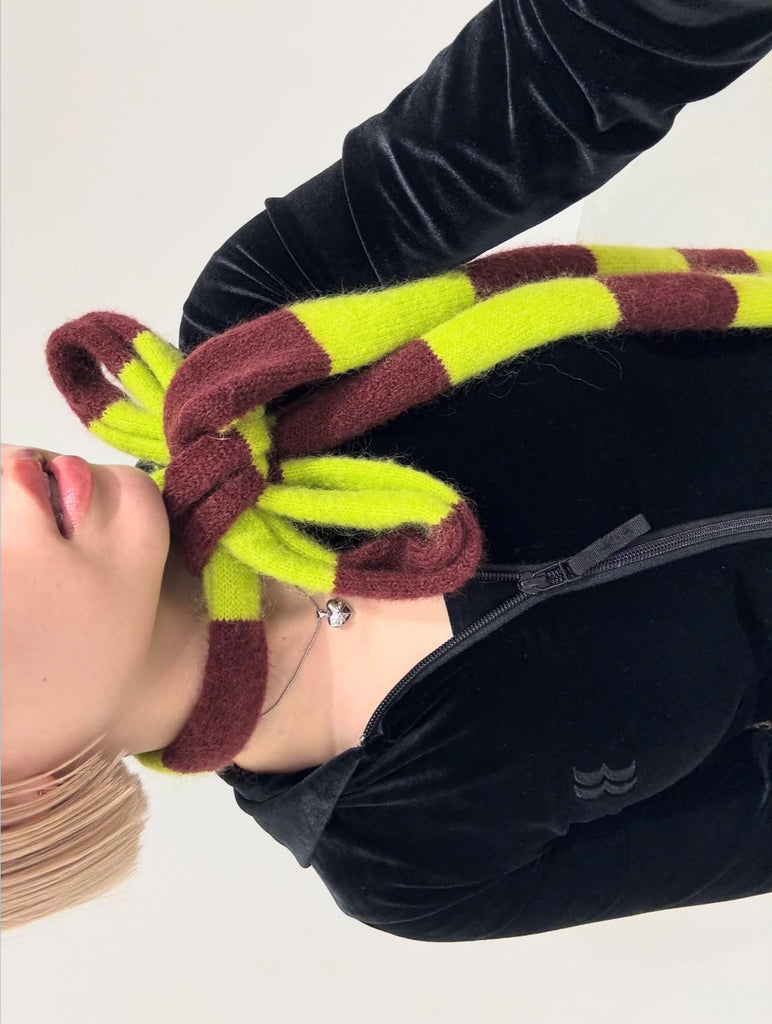 Present ribbon necklace