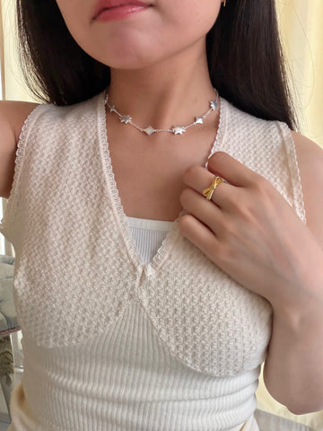 Jumping motion necklace