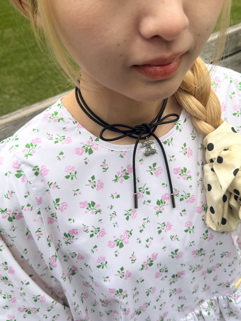 little sunny bite meets 33club choker (cherry)