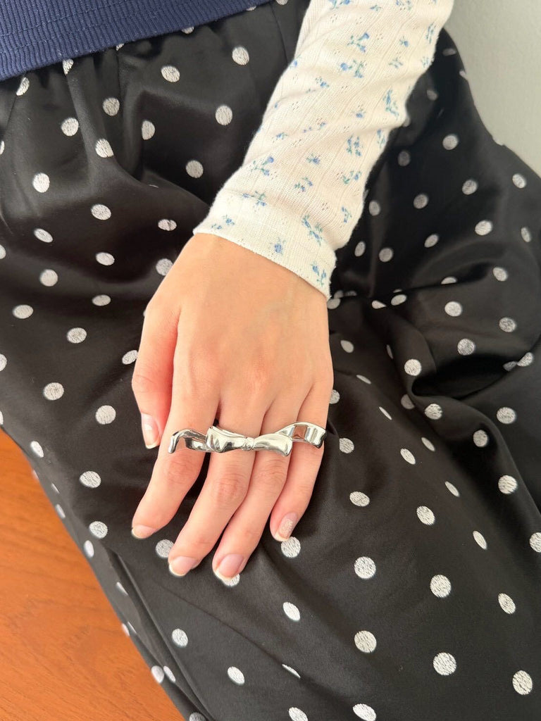 Open wind ribbon ring