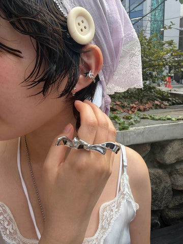 Open wind ribbon ring